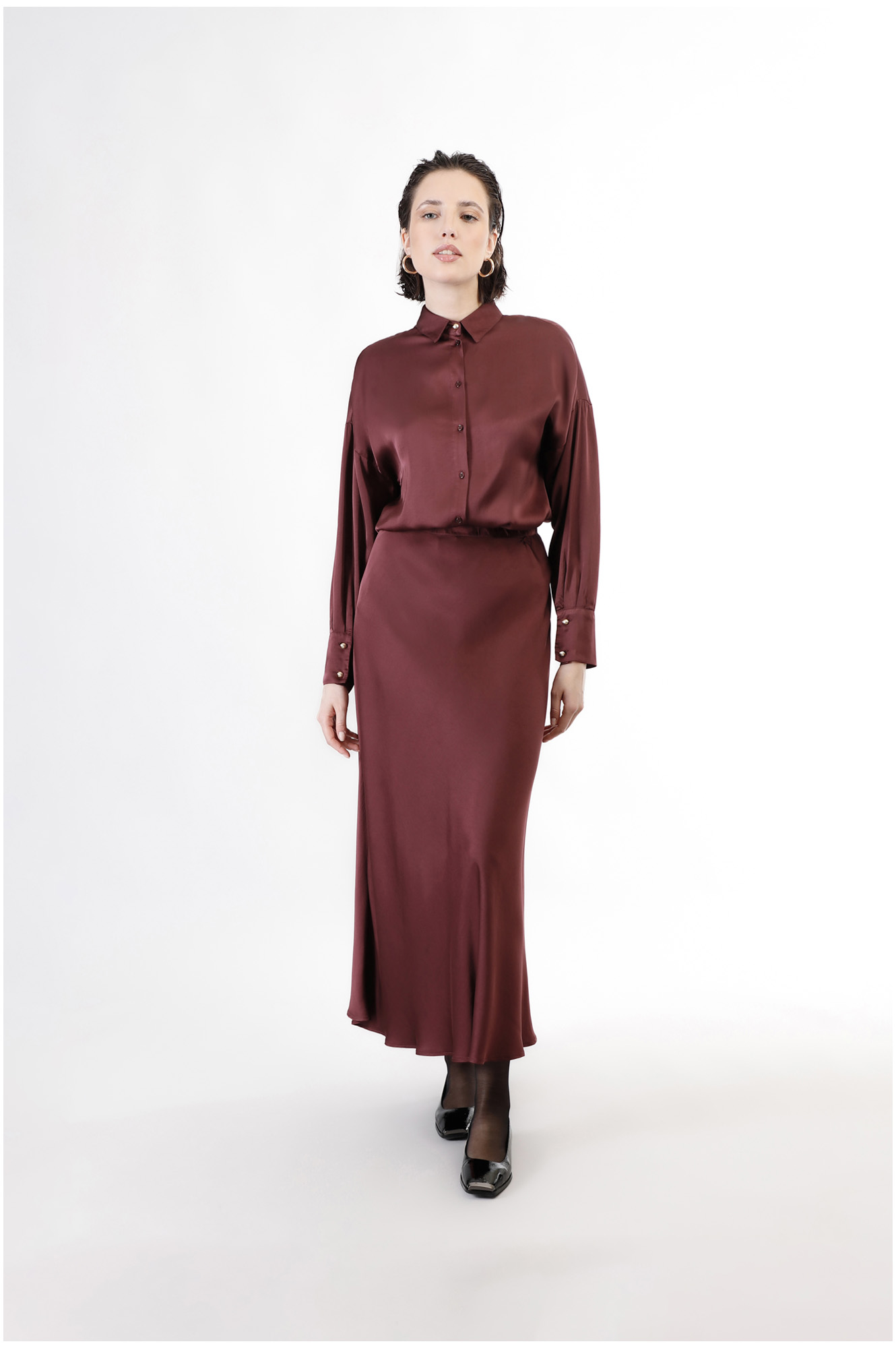 jupe en satin teinte en pièce bordeaux s