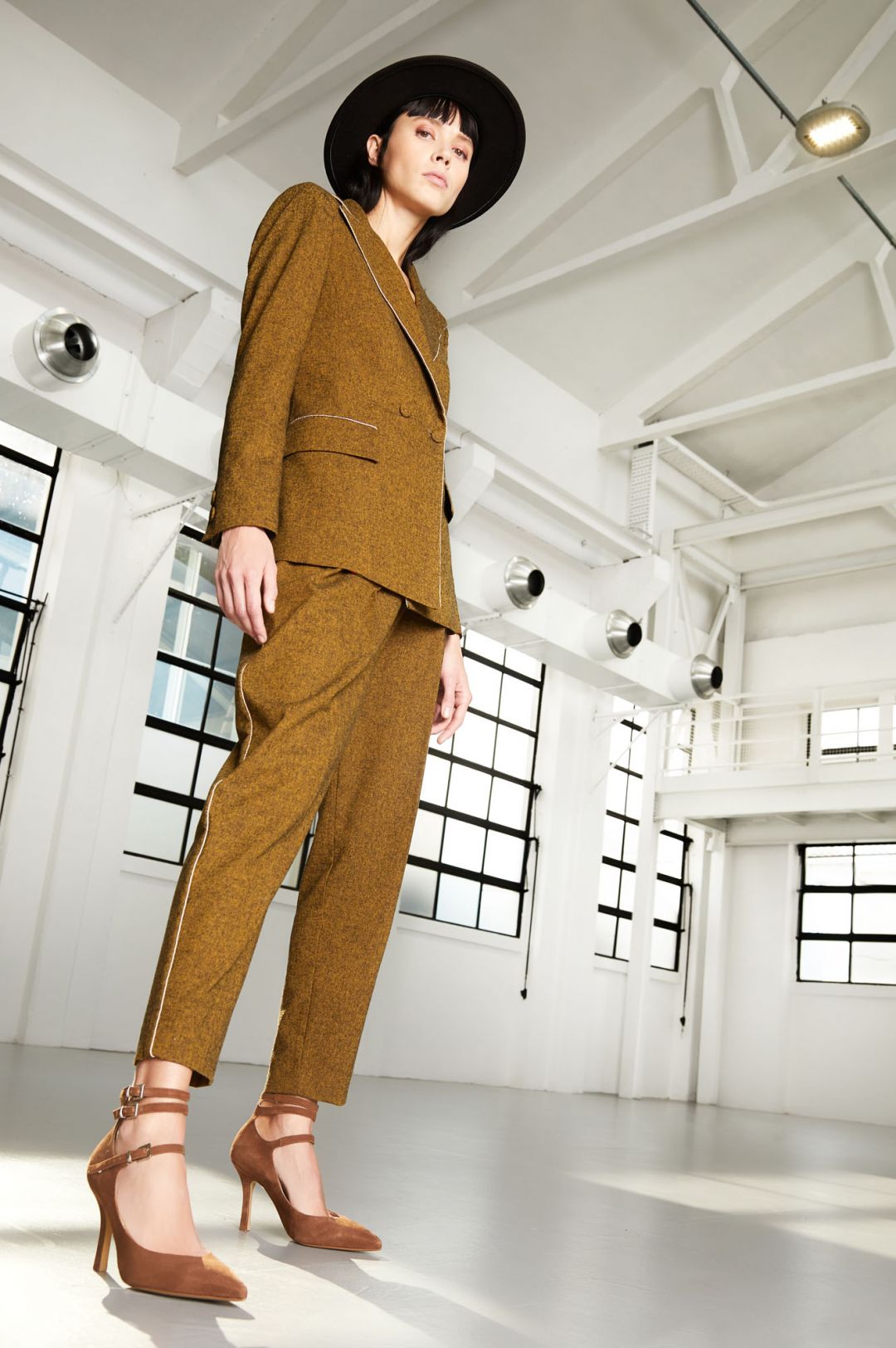 escarpins en daim agrémentés de lacets à la cheville