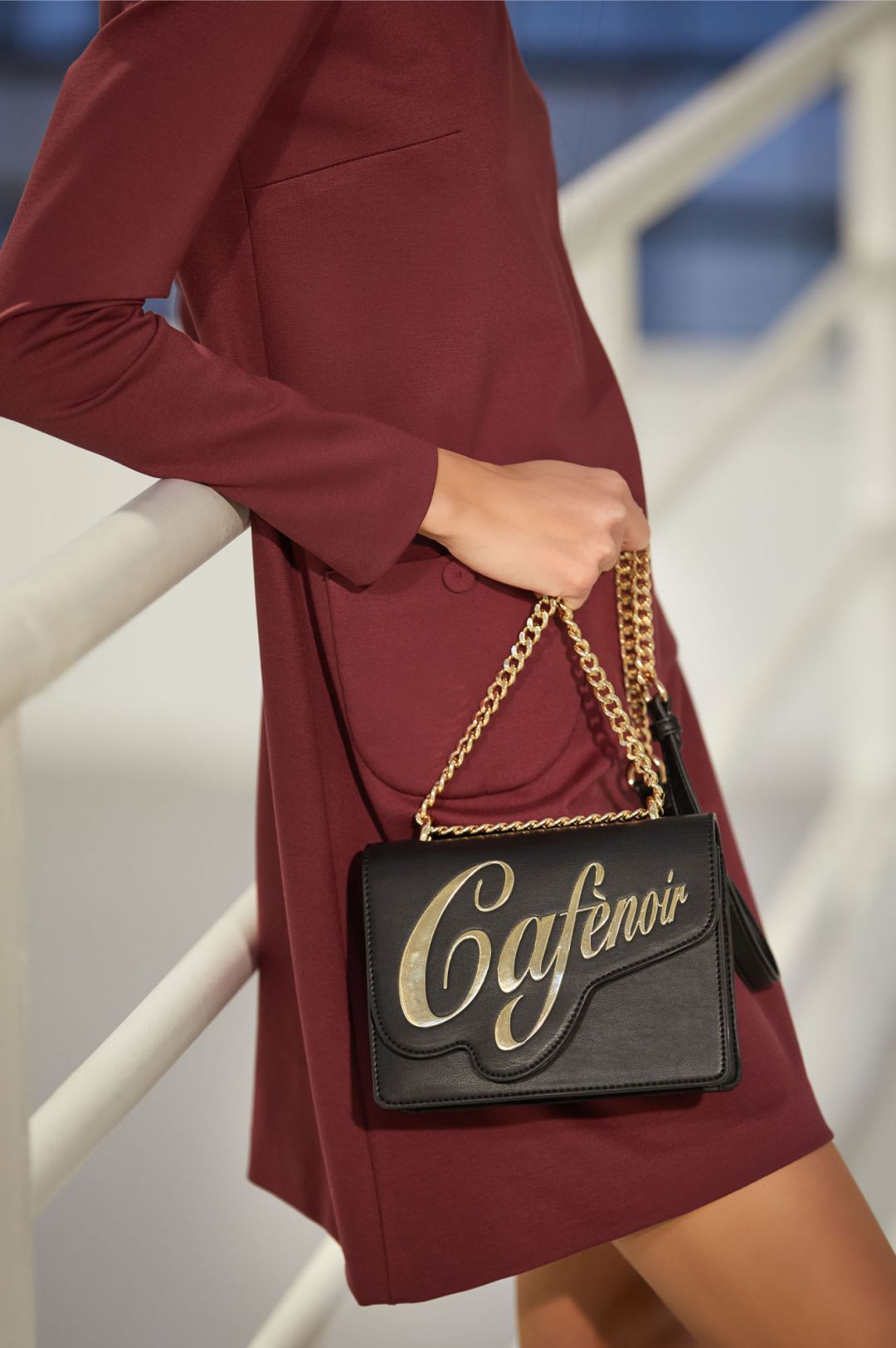 mini-sac avec rabat façonné portant le logo cafènoir
